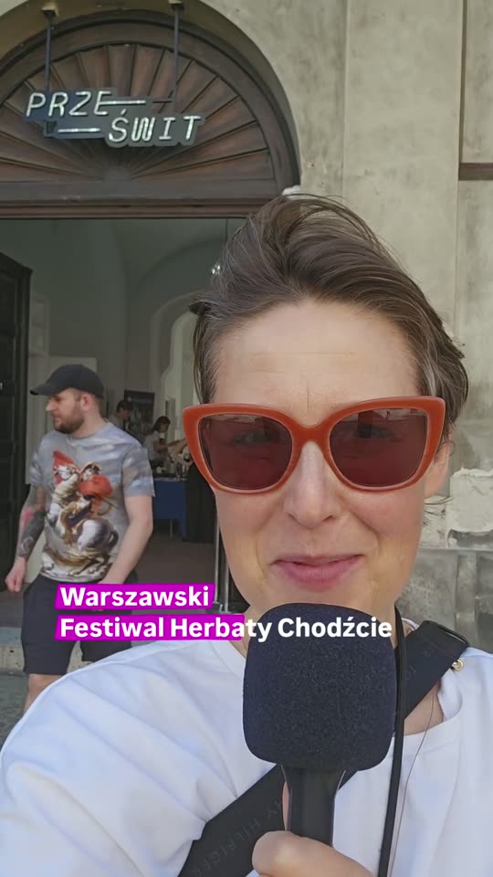 Marta Eichstaedt z mikrofonem reporterskim na ulicy, podczas Warszawskiego Festiwalu Herbaty