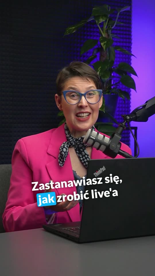 Marta Eichstaedt przy biurku z mikrofonem i laptopem, mówi o programach do transmisji na LinkedIn